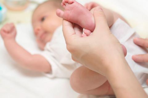 Lee más sobre el artículo Por qué es mejor evitar toallitas húmedas para tu bebé