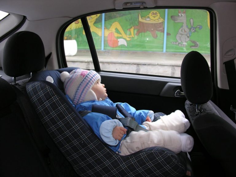 Lee más sobre el artículo ¿Por qué no debes sentar a tu hijo en el coche con el abrigo puesto?
