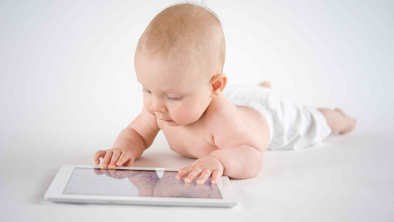 Lee más sobre el artículo Calmas a tu hijo con un celular o una tablet: entérate del daño que produce