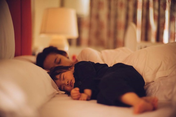 Lee más sobre el artículo Un niño necesita dormir cerca de su mamá hasta los 3 años