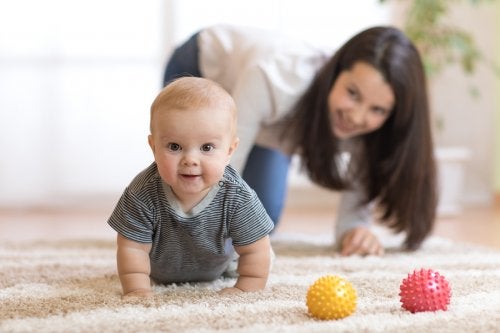 Lee más sobre el artículo 8 Beneficios del gateo para el desarrollo del bebe