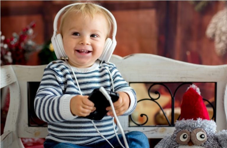 Lee más sobre el artículo Música navideña para tu bebé y sus beneficios