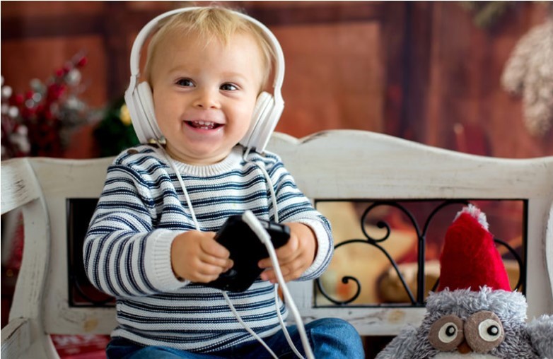 Lee más sobre el artículo Música navideña para tu bebé y sus beneficios